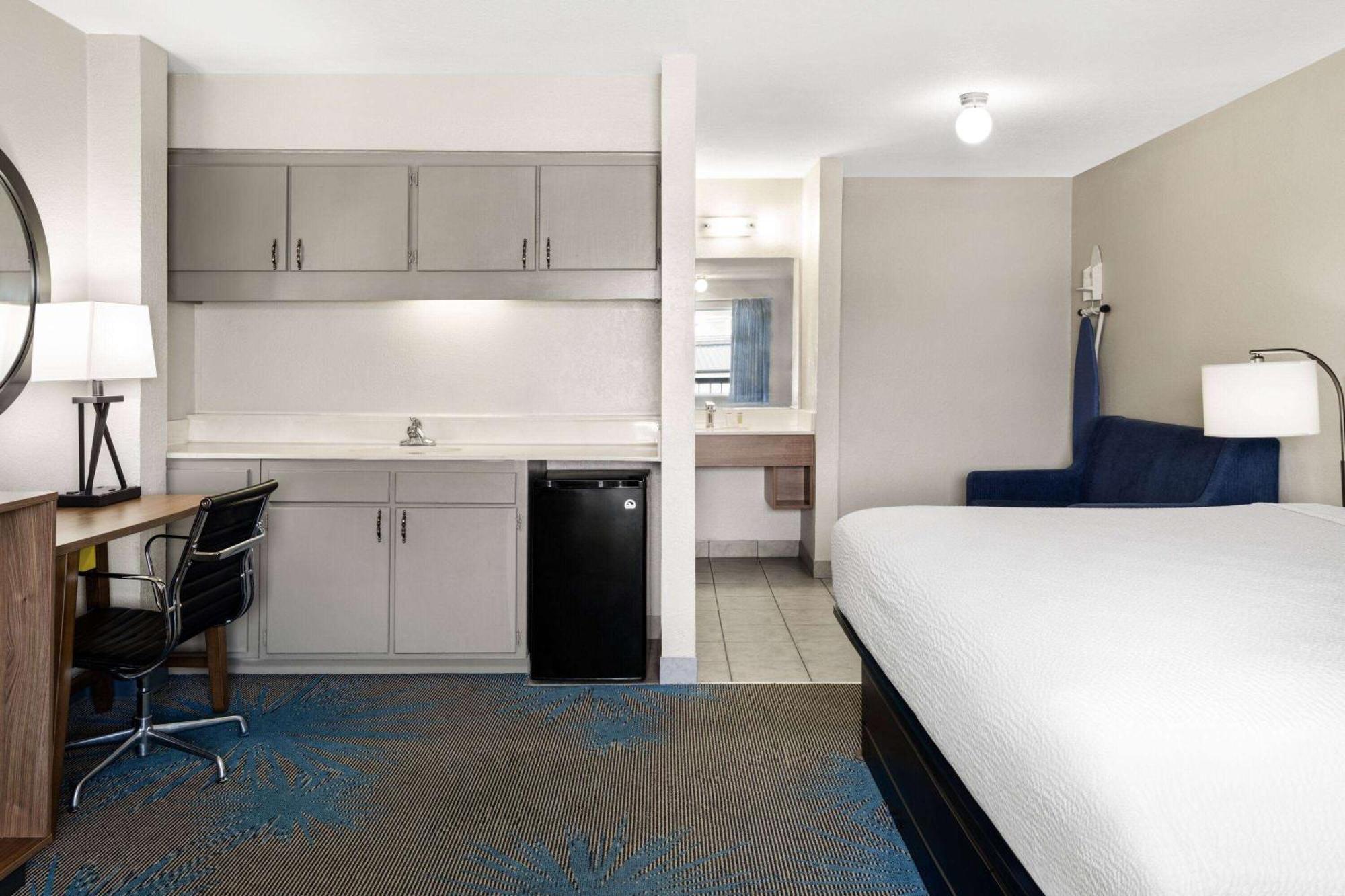 Days Inn By Wyndham Ардмор Экстерьер фото
