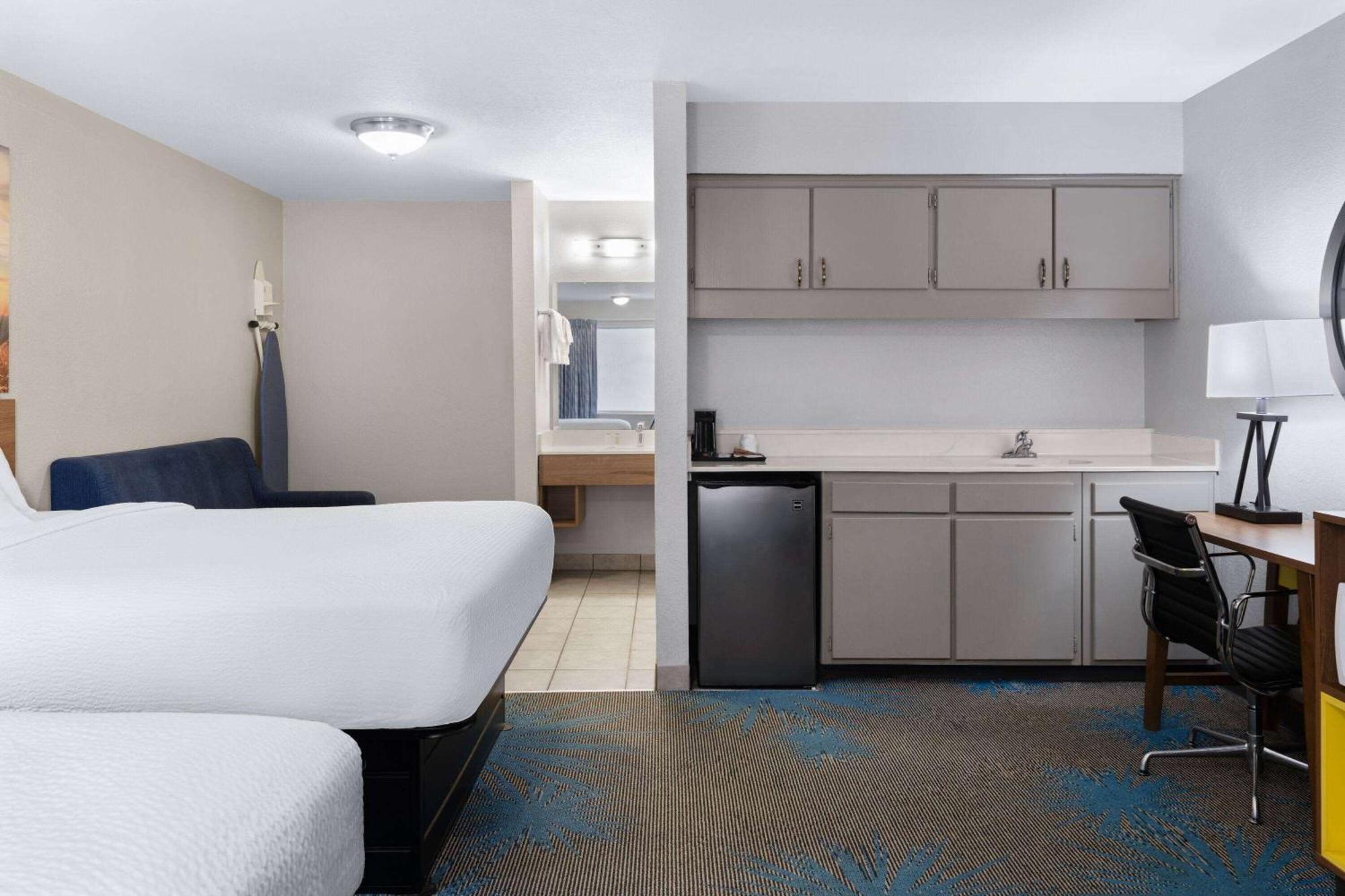 Days Inn By Wyndham Ардмор Экстерьер фото